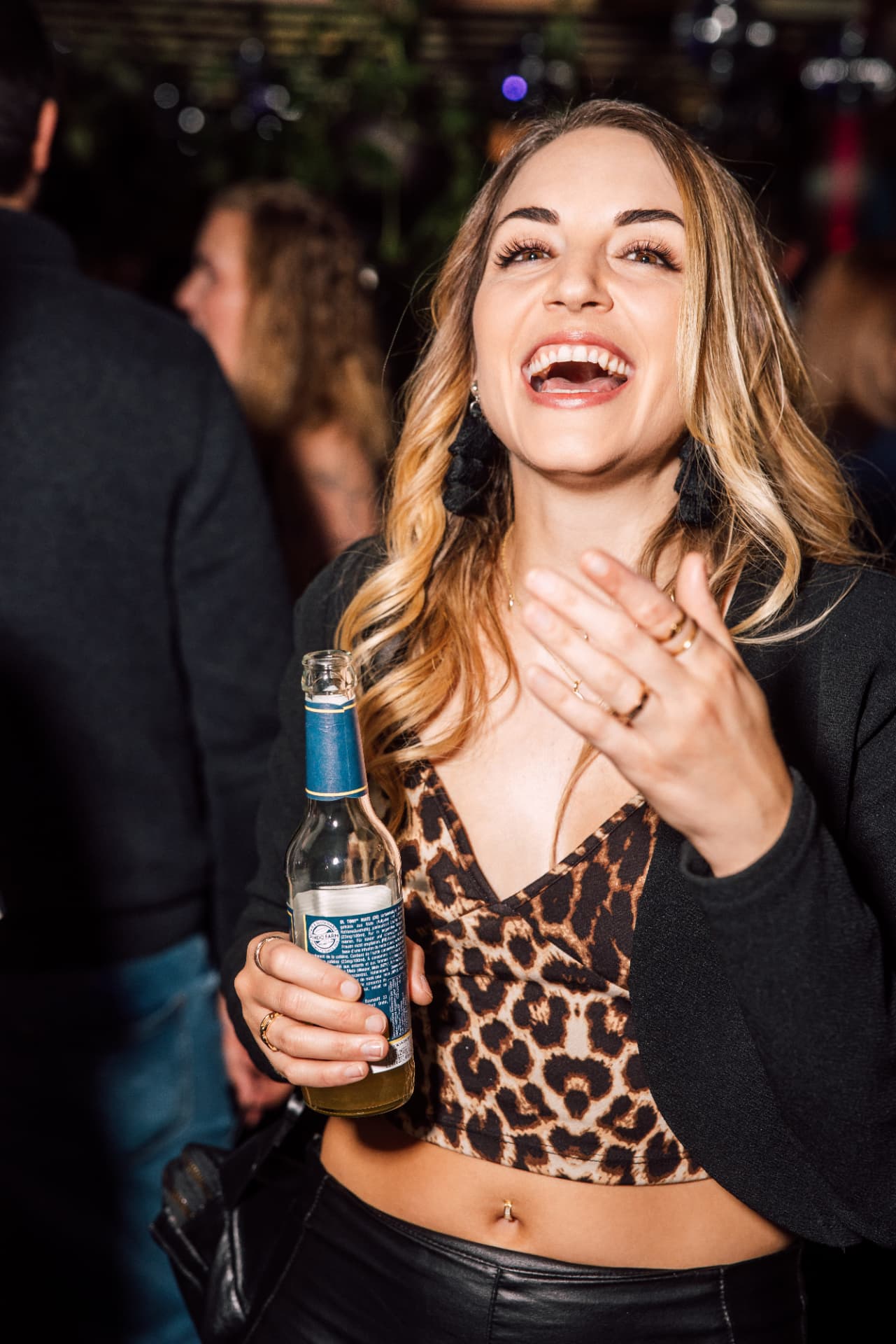 Lachende Frau mit Drink bei einem noii Event