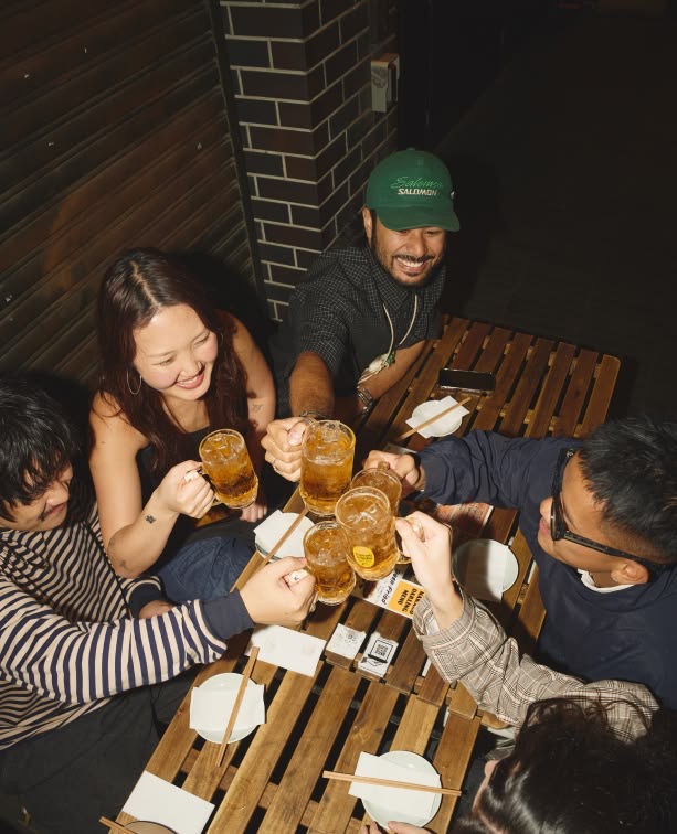 Gruppe stößt mit Biergläsern bei einem noii Event an